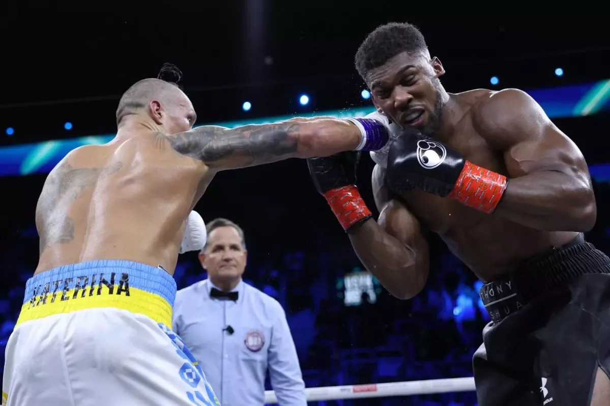Usyk dál vládne světu! Ukrajina slaví, poražený Joshua zahodil jeho pásy, pak smekl