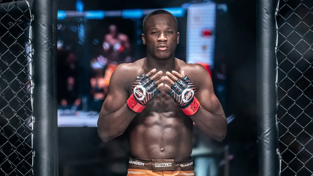 Uvolněný Losene Keita se ukázal ve stylové UFC zbroji. Soupeř půjde spát, slíbil novinářům