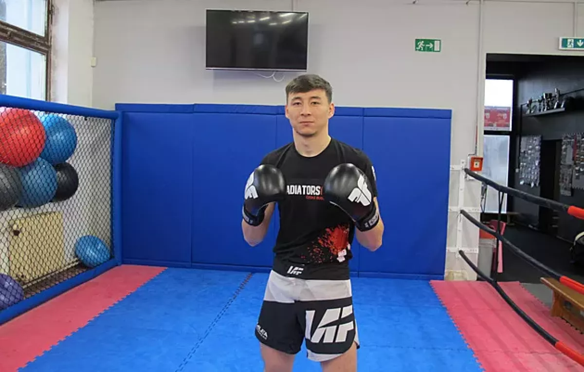 V Česku je snazší prorazit. Kazašský bojovník MMA o studiu, ambicích i trdelnících