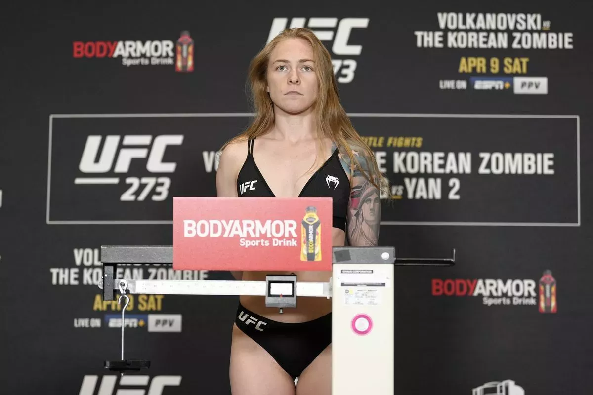 V UFC pšenka nekvetla, a tak Američanka odhodila oblečení. Odhalila hýždě a uspěla