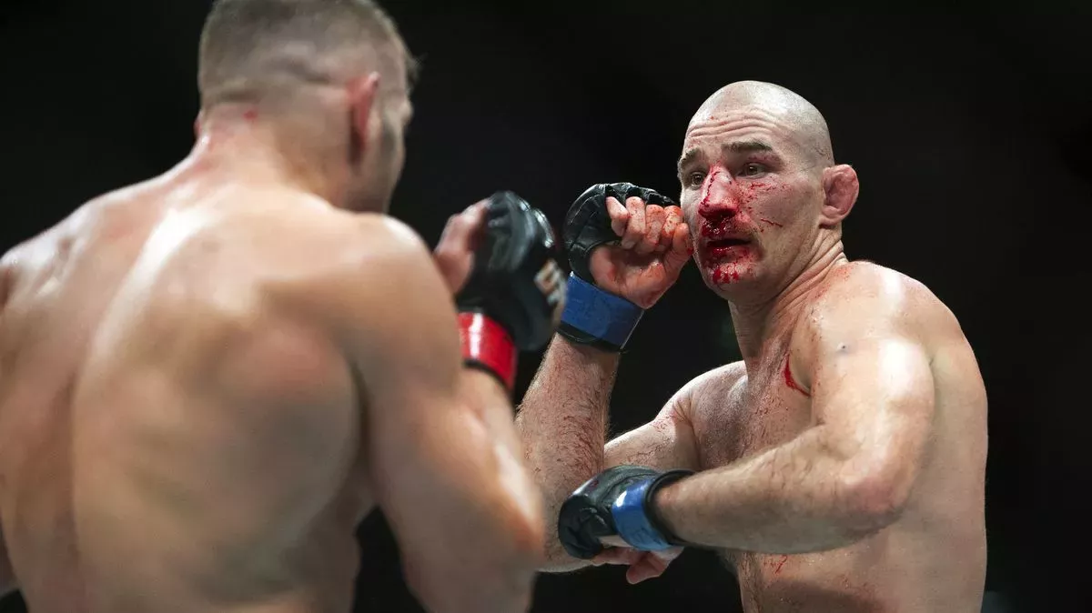 V UFC tekla krev. Šampion přejel kontroverzního rivala, zlomil mu nos