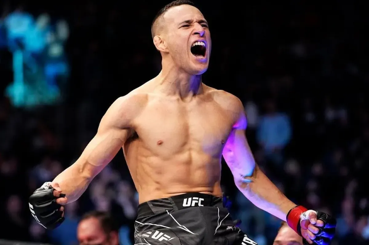 V létě bojoval o titul UFC, teď byl zcela vyřazen z žebříčku