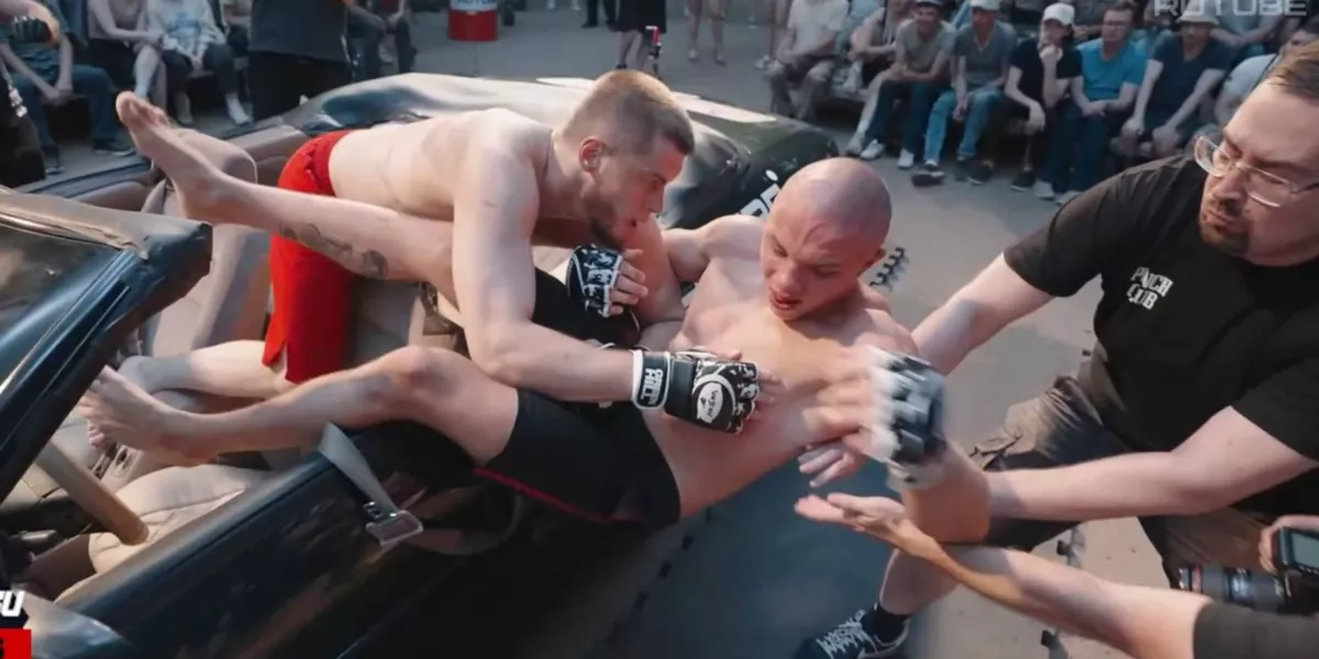 VIDEO: Nová meta bizáru?! MMA zápasy v automobilu!