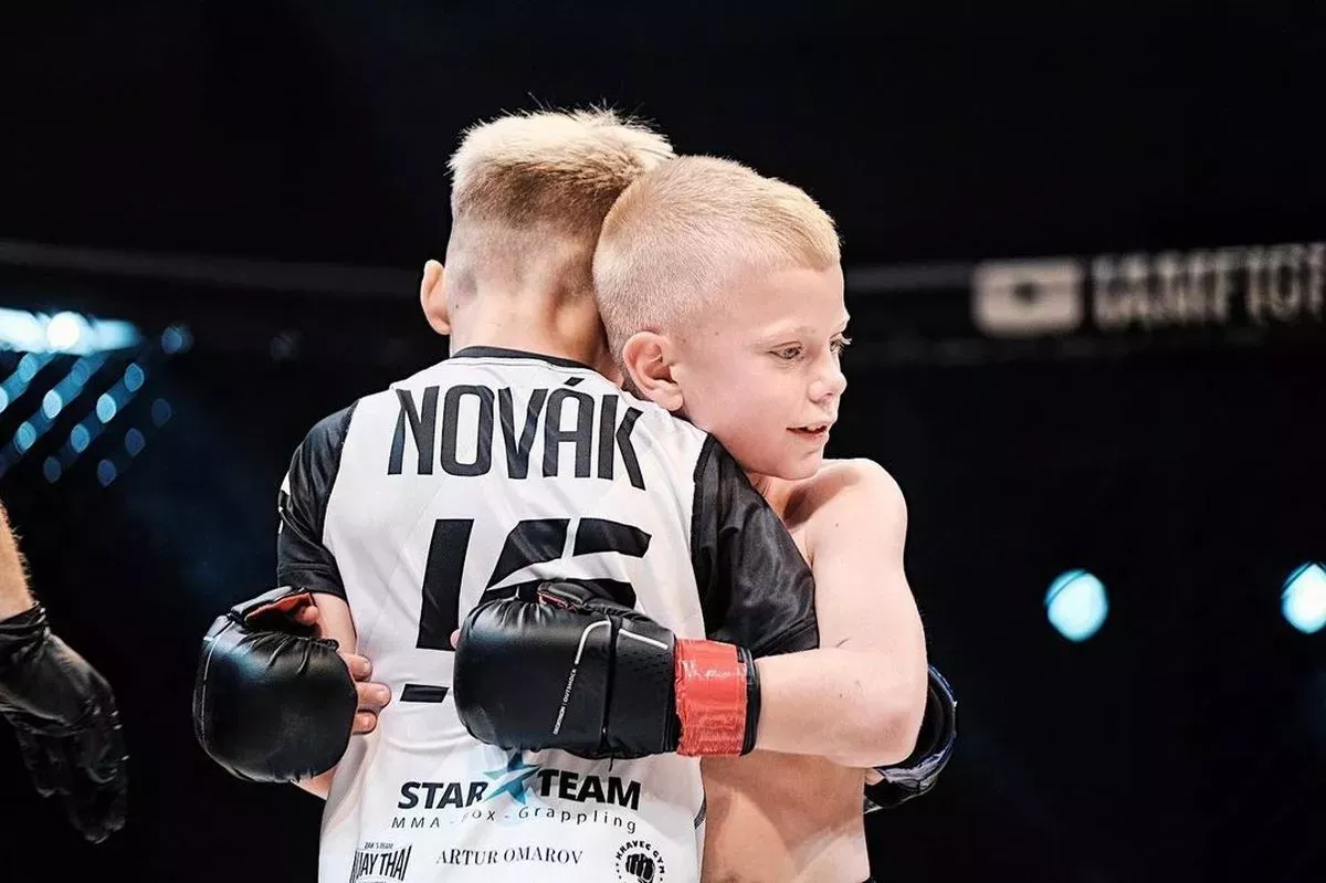Velké objetí po dětském MMA zápase v Plzni