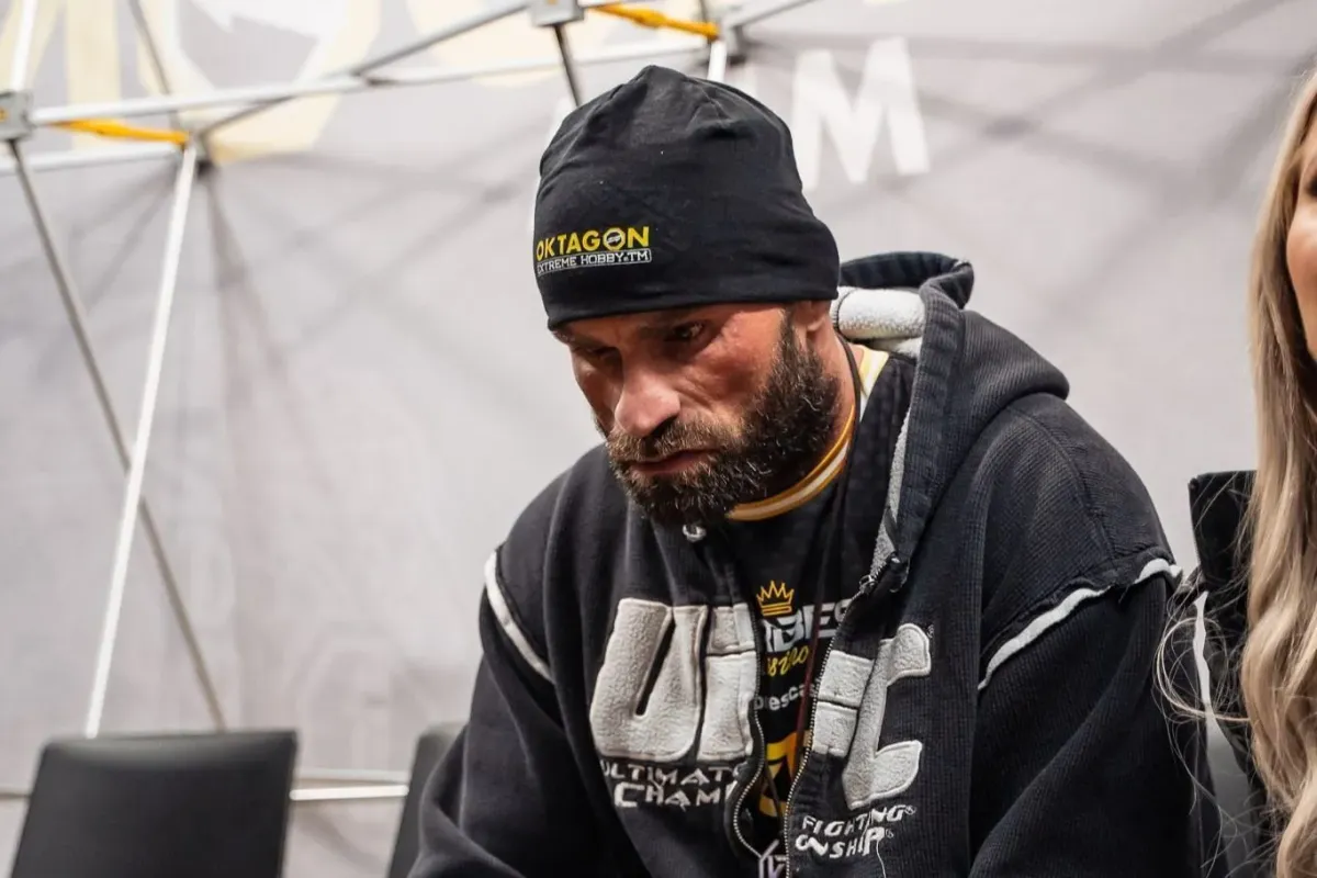 Vémola se ozval z nemocnice. Lešení je dole, pár dní se ale ještě nenají