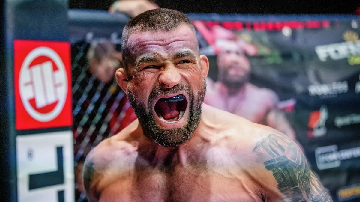 Vémola se rychle vrací do Oktagonu. Zamířil do Německa