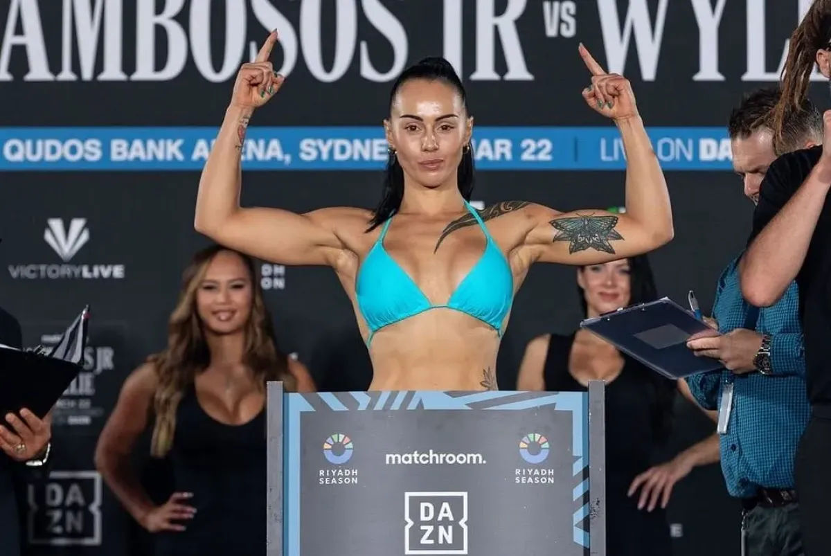 Víc si fanoušci ani nemohli přát. Boxerka na pláži nabídla dokonalý výhled