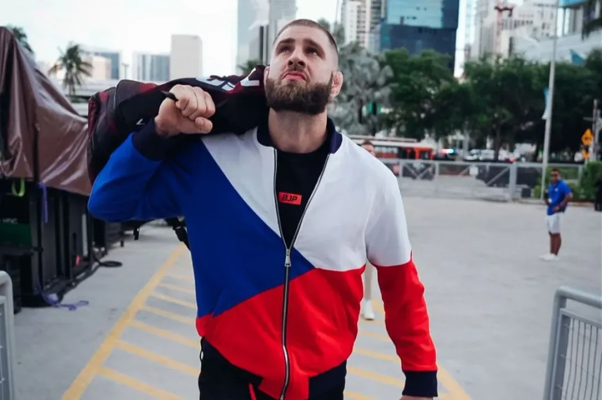 Vše v pořádku, teď v nemocnici zkontrolovat čelist. Přišlo mi nefér bojovat se zraněným soupeřem, ozval se Procházka