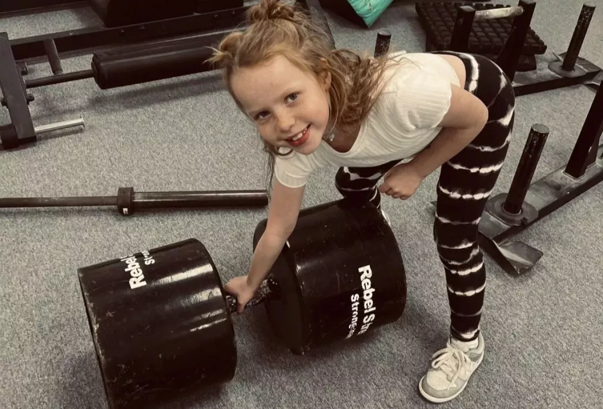 Z osmileté dívky fitness bestie. Lékaři varují, ona ale zvedá dvojnásobek váhy