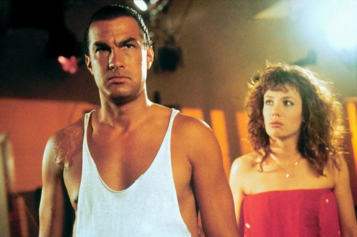 Změnil se k nepoznání, obrovská nadváha. Akční bojovník Seagal sotva chodí