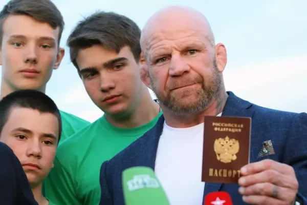 Americký MMA bojovník dostal ruské občanství, teď se bojí, že bude muset do války