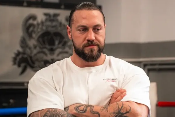 Benda vtipkoval na účet Enžla, smích ho ale rychle přešel. Kulturista se totiž zran