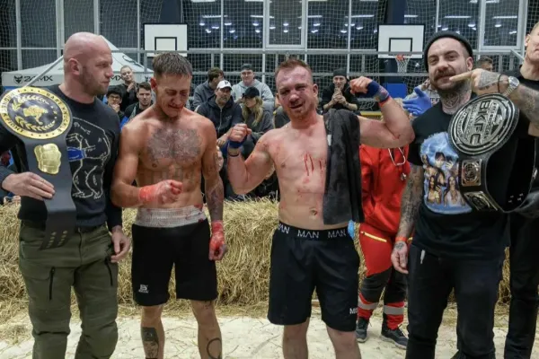 Bitva o titul až na hranu. Borce odvezla sanitka do nemocnice