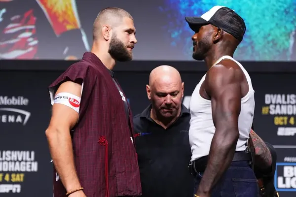 Bitva se blíží. Procházka tváří v tvář soupeři, ruského šampiona diváci vybučeli