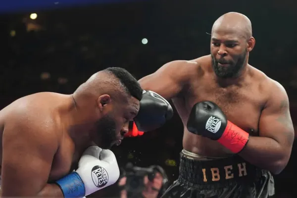 Bizarní moment. Boxerovi při zápase plandalo na hlavě tupé, pak ho hodil divákům