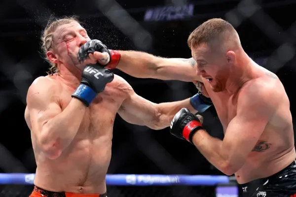 Bláznivá bitva v UFC, padlo 370 úderů. Titulovou řežbu ocenil i Procházka