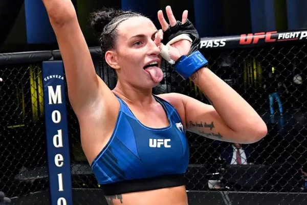 Bojovnice UFC zazářila v bikinách. Dokonce si vysloužila i pikantní titul