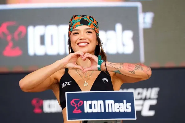 Bojovnice zazářila i bez zápasu. Na turnaj UFC přišla bez podprsenky