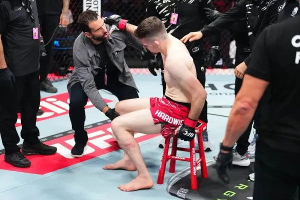 Bojovník UFC má sdrátovanou čelist, nějakou dobu pusu neotevře