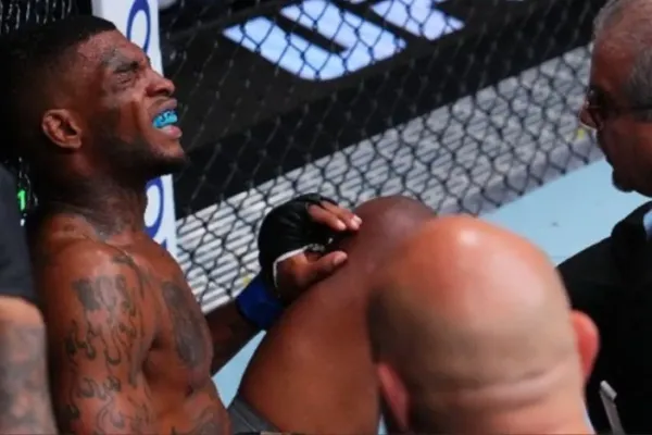 Bojovník UFC skončil na nosítkách. Po kopu do rozkroku nebyl schopen pokračovat