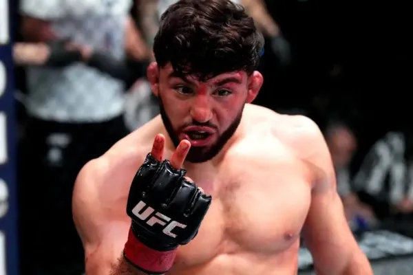 Bojovník UFC vyzkoušel kopačku z otočky a trenér letěl z klece ven