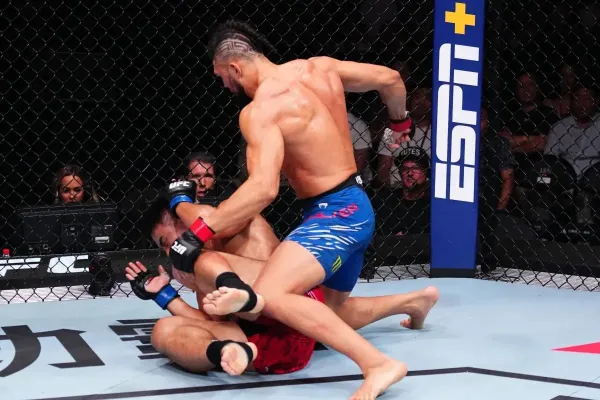 Bolestivá bouře pro favorita v UFC. Nemohl stát a šel k zemi