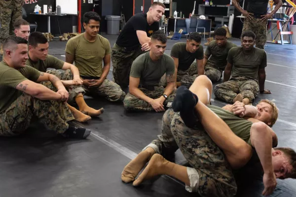 Bouřlivák z UFC si šel pohrát na trénink s deseti mariňáky