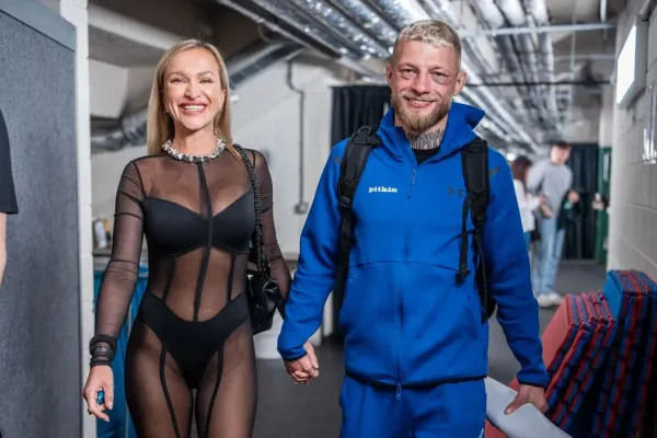Bouřlivák z klece si žije svůj sen. Po boku půvabné partnerky se nevyhne ani bulváru