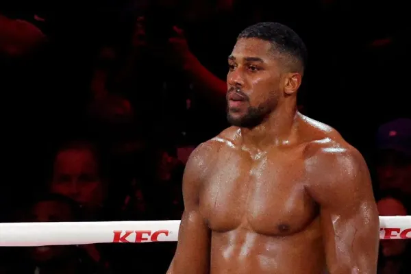 Boxer Joshua už se po tragické nehodě v Nigérii zotavuje doma