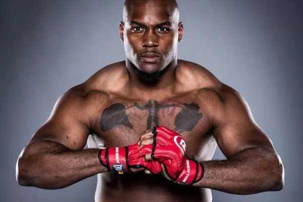 Boxer Tyson jako vzor, 120kilový Američan uzemnil soupeře v MMA