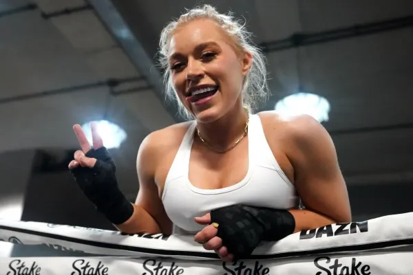 Boxerka řádila na pláži. Jsem divoká a mokrá, provokovala