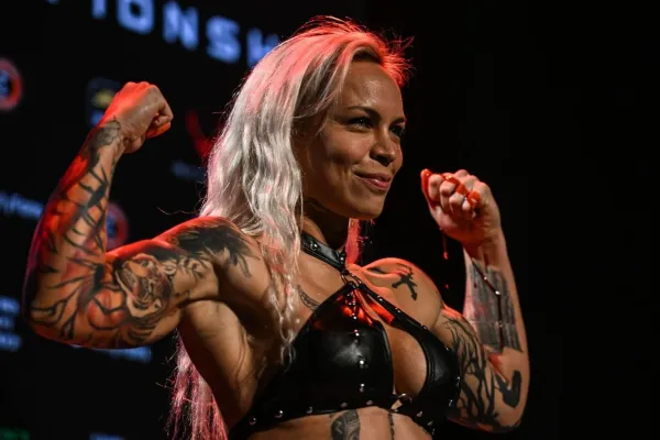 Boxerka vytáhla při vážení na soupeřku bič. Obě ho použily