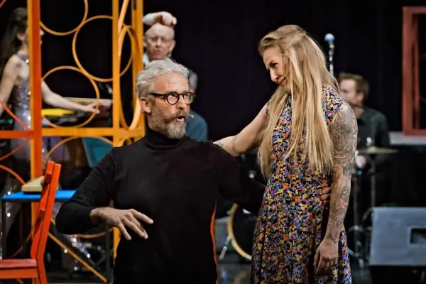 Boxerská šampionka tančí, hraje i zpívá. Na divadelních prknech v roli milenky