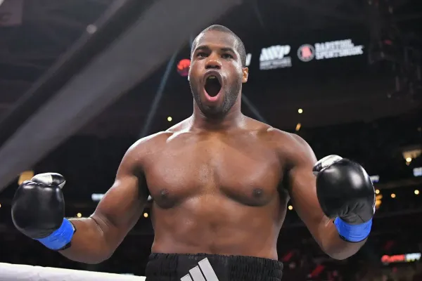 Boxerský svět nechápe. Dubois pařil před duelem s Usykem, do Wembley přišel pozdě