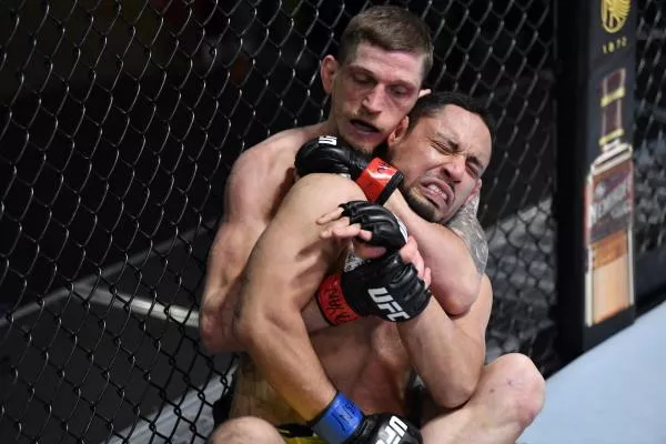 Bravo! Třetí skalp v UFC, Dvořák je stále mezi elitou neporažený. Kolumbijce uškrtil jednou rukou