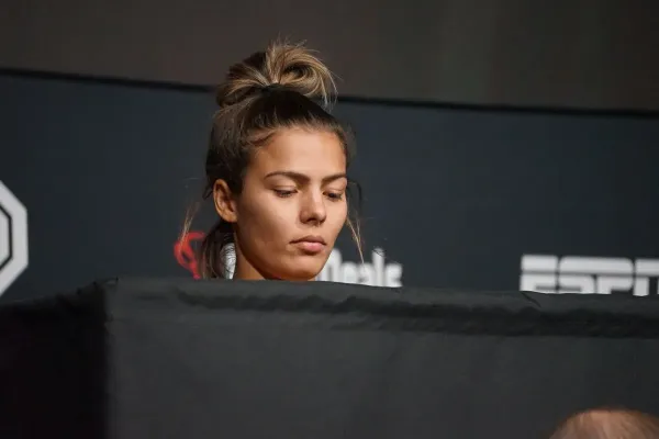 Brazilka si užívala před bitvou v UFC. V bikinách ukázala i opěvované pozadí