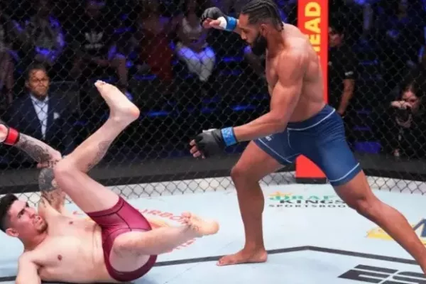 Brazilský bijec vystřelil šéfa UFC ze sedačky brutálním KO, pak v kleci rozjel taneční exhibici