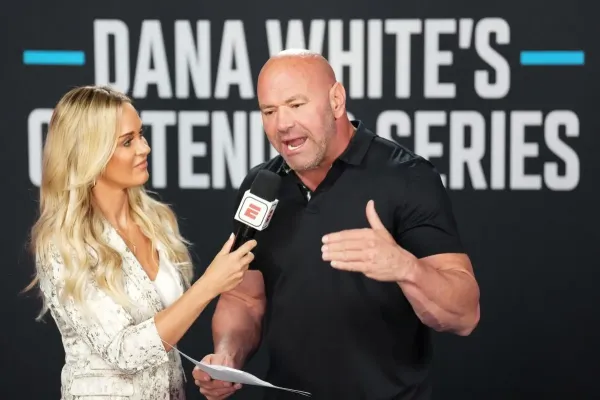 Britský mladík naháněl po kleci soupeře. Šéf UFC mu poté zatleskal