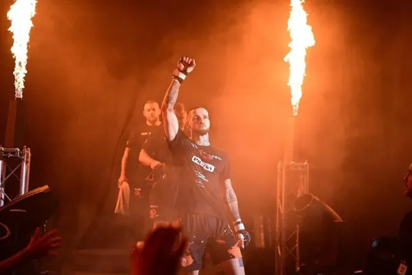 Brzy se mu změní život, stane se tátou, nejdříve ho však čeká boj v Praze