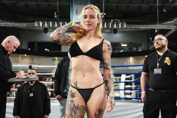 Bývalá bojovnice UFC svlékla oblečení a zaujala na váze