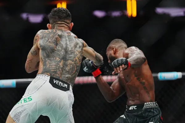 Bývalého UFC šampiona trefil na bradu a odpojil mu mozek. Alex Pereira nemohl uvěřit svým očím