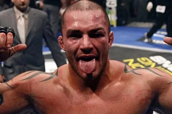 Bývalý bojovník UFC lítá v obřích trablech. Zmasakroval mladíka, co ho chtěl připravit o dědictví