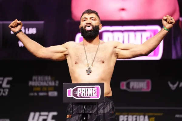 Bývalý šampion UFC řádil v ringu. Jednou ranou poslal soupeře do provazů