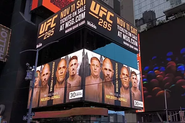 Češi v reklamě na Times Square, Procházka jako Farna. Jenže UFC nemá vyprodáno