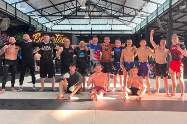 Česká MMA výprava vyrazila makat na Phuket. Přiletí také Procházka