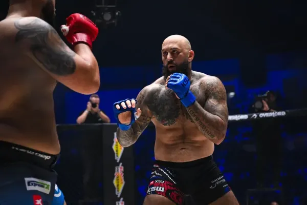 Český obr utnul spekulace, domů se nevrátí. Chce bitvu s králem kontinentu