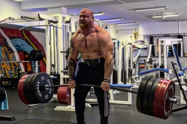 Český silák dokázal rozpohybovat svých 140 kilogramů. Vzal boxerky a podrtil lapaře