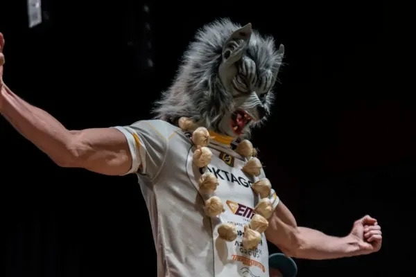 Česnekový náhrdelník a maska jako hrozba. Kalašnik chce urvat titul