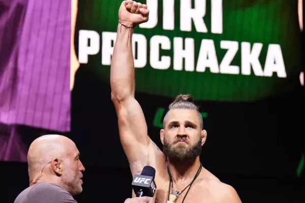 Cestovatelská mise pokračuje. Procházka letí na UFC do Austrálie