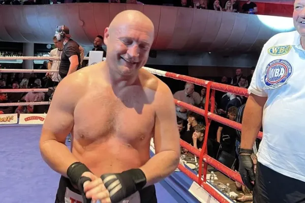 Chirurg Konečný si opět otevřel v ringu ordinaci. Patrně zlomil žebro